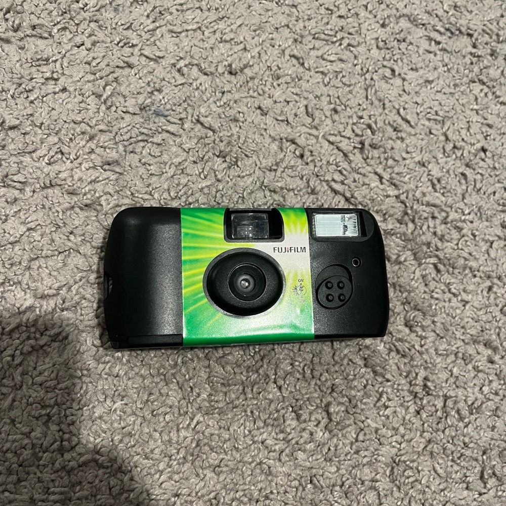 fujifilm fujicolor flash disposable camera 27 exposures/photos 35mm